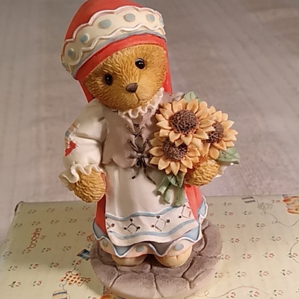 NIB  Russia Girl Holding Flowers Figurine
